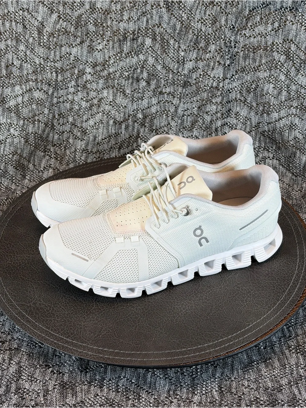On Cloud 5 running shoes Women's 9.5 Ice / White - Picture 2 of 7